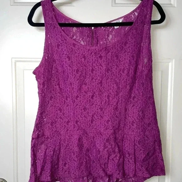 CABI LACE SLEEVELESS BLOUSE PEPLUM STYLE SIZE MEDIUM FUCHSIA IN COLOR - Picture 2 of 10